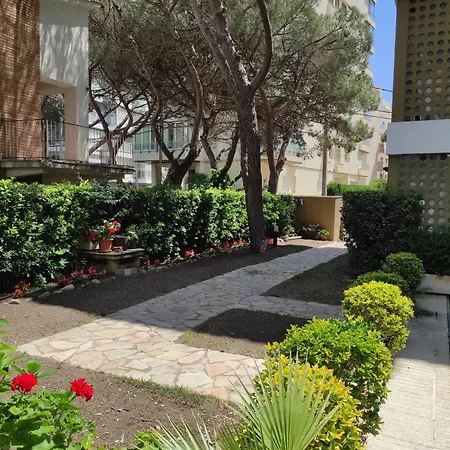 Apartment Estupendo Athenea En Platja Daro A Un Paso De Mar